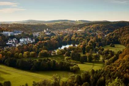 Das Bild zeigt das Panorama über den großen Schlossgarten und das Schloss in Greiz.